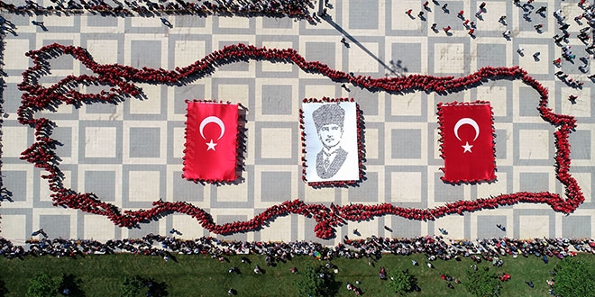 Öğrencilerden Türkiye haritası koreografisi