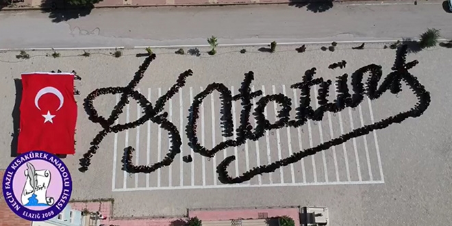 Öğrencilerden 'Atatürk'ün imzası kareografisi'
