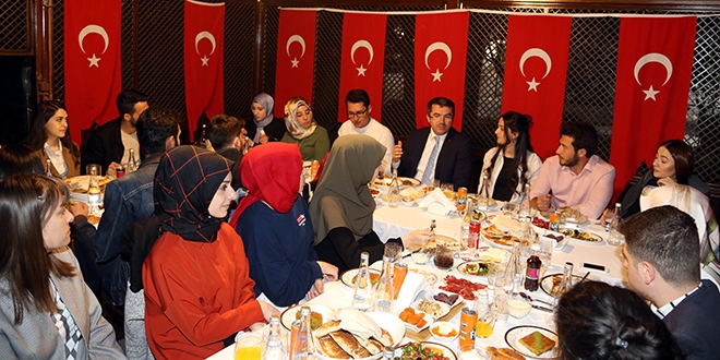 Erzurum Valisi, 19 öğrenciyi iftarda misafir etti