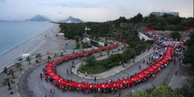 Fener alayında 400 metrelik Türk bayrağı açıldı
