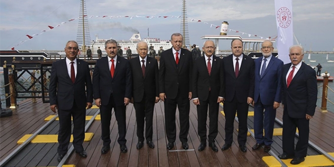 100. yıl karesinde sadece bir parti başkanı yer almadı