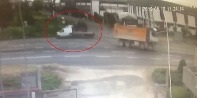 Direksiyon başında kalp krizi geçiren sürücünün yaptığı kaza kamerada