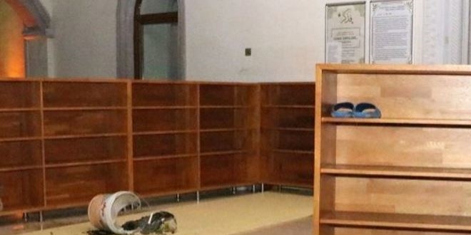 Kapalı olduğu gerekçesiyle camiyi yakmaya kalkıştı