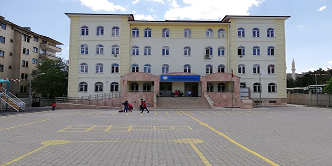 Hemşire, ilkokulun 4'üncü katından atladı