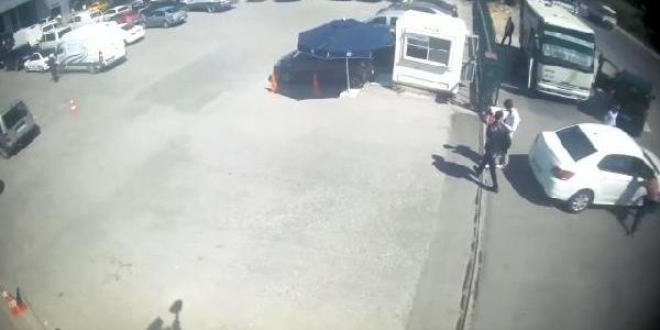 Polis, şüphelinin aracına camdan atladı