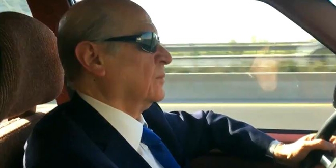 Bahçeli, klasik otomobiliyle Ankara'yı turladı