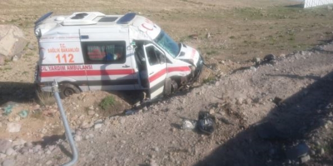 Kayseri'de ambulans takla att: 2 personel yaral