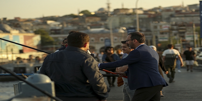 Bakan Kasapoğlu, Galata Köprüsü'nde balık tuttu