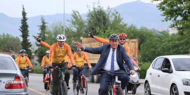 Belediye Başkanı mesaiye bisikletle gitti