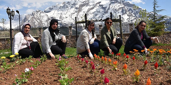 Hakkari'yi 13 kadın süslüyor