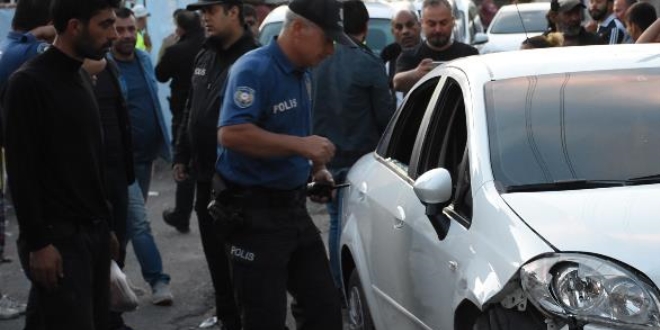 Polislere çarparak yaralayan sürücü vurularak durduruldu