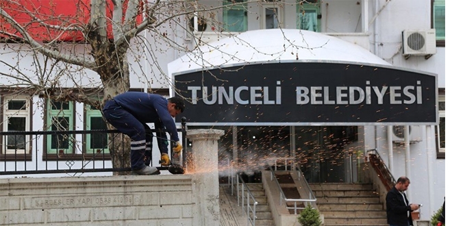 Tunceli Belediyesi tabelayı değiştiriyor