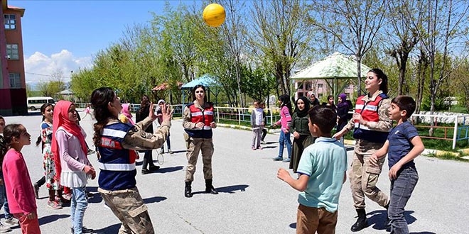 Kadın askerler köy çocuklarının oyunlarına ortak oluyor