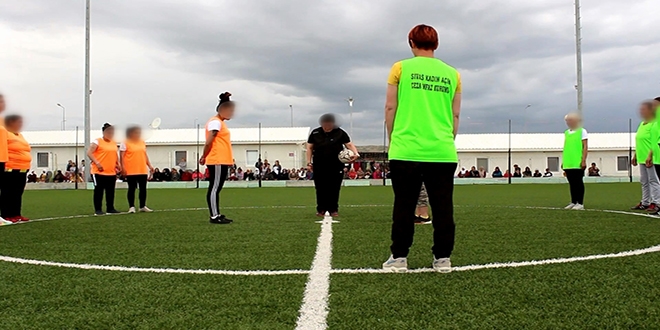 Kadn mahkumlar yeil sahada hnerlerini gsterdi