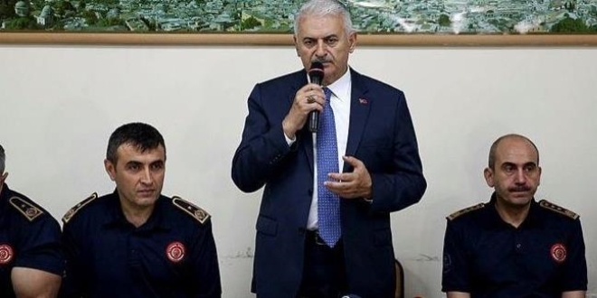 Binali Yıldırım itfaiyecilerle sahur yaptı