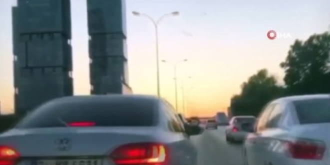 Trafikte sürücülerin makas atma yarışı kamerada