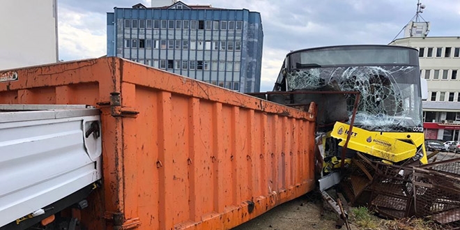 Pendik'de ETT otobsnn feci kazas kamerada