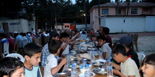 Hatay'da 8 bin Suriyeli iftar sofrasnda bulutu