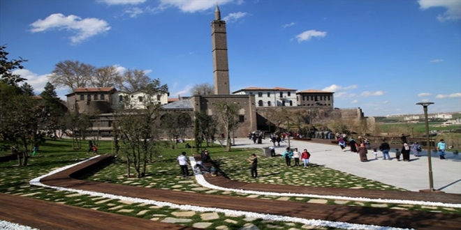 Teröristler yıktı devlet yaptı