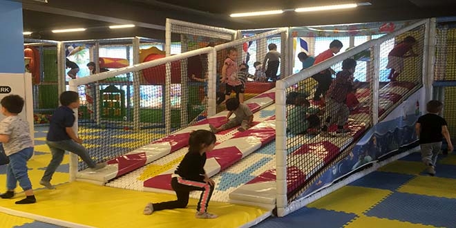 Torunlar elensin diye tm birikimleriyle 'ocuk kafesi' atlar