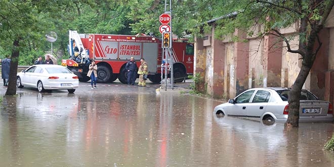 İstanbul'da sağanak yağış etkili oldu
