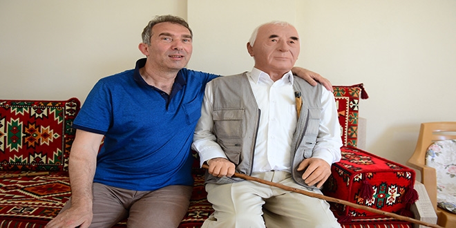 Vefat eden babasının balmumu heykelini evinde sergiliyor