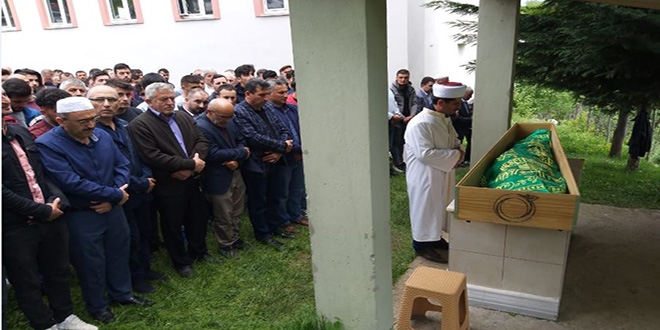 Lise öğrencisinin cenazesini imam babası kıldırdı