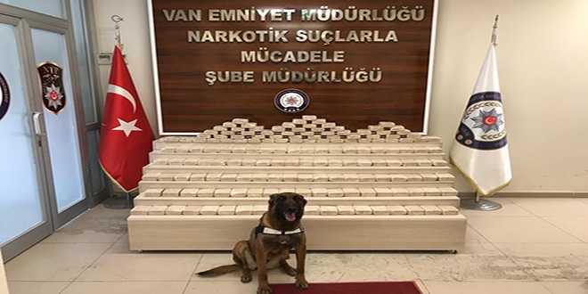 Uyuşturucuyu yatak ve yorganların arasına gizlemiş