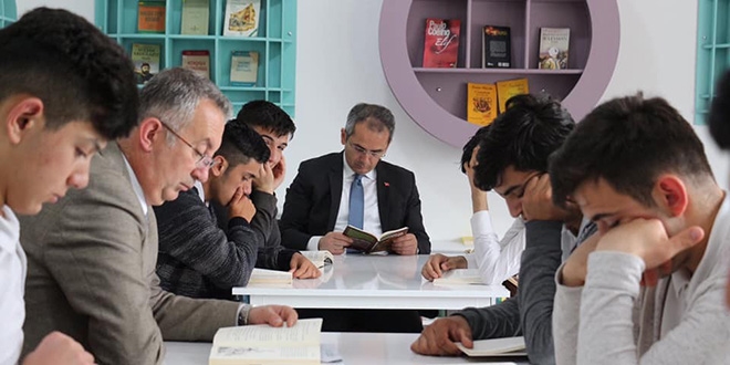 Kaymakam, rencilerle kitap okudu
