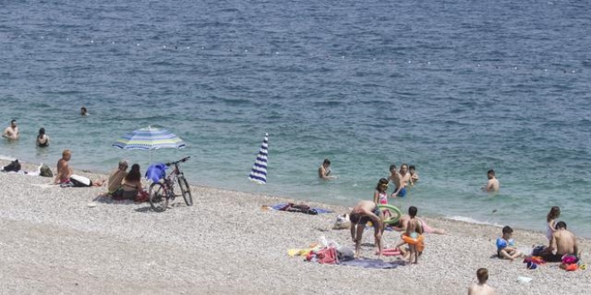Antalya'da scaktan bunalanlar denizde serinledi