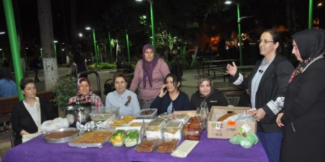 Kadnlardan, Suriye'de grevli askere scak yemek