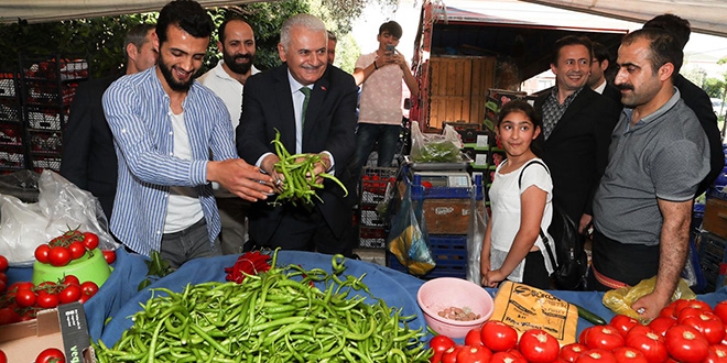 Yıldırım pazar tezgahının başına geçerek biber sattı