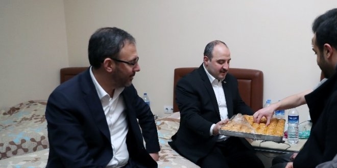 Bakan Kasapoğlu, KYK yurdunda iftar yaptı