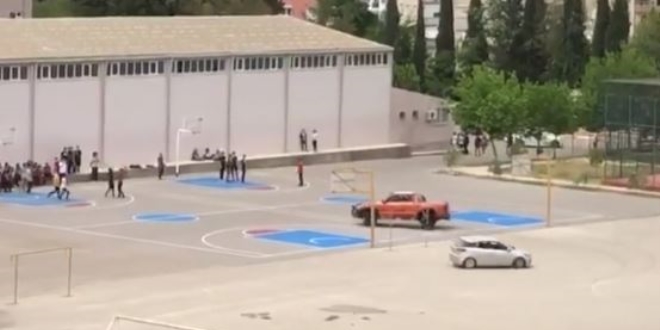 Okul bahçesinde drift kamerada