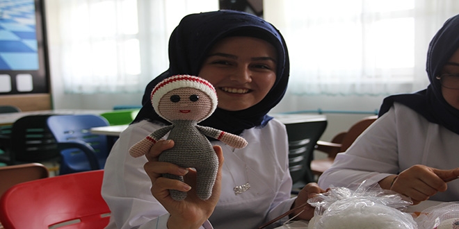Hasta çocukların yüzü 'sabır bebek' ile güldü