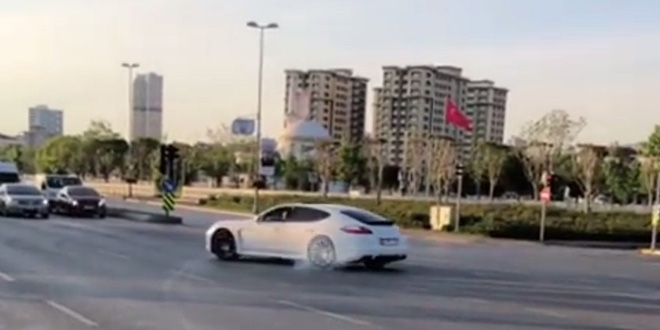 Pendik'te lüks araçlı maganda yolu kesip drift yaptı