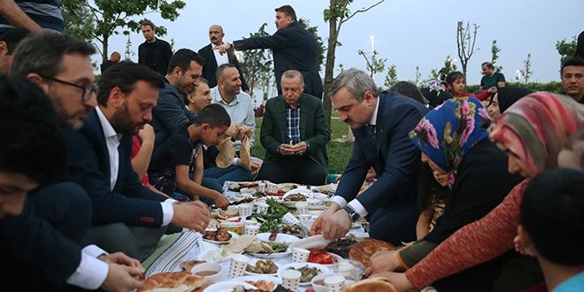 Erdoğan, sahilde vatandaşlarla iftar yaptı