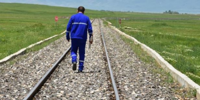 Rayların güvenliği için kilometrelerce yol yürüyorlar