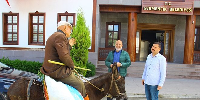 Eei ile belediyeye geldi, memuru ayana ard