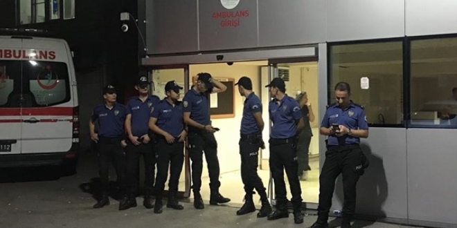 Hastanede bıçaklı kavga: 1'i polis, 3 yaralı
