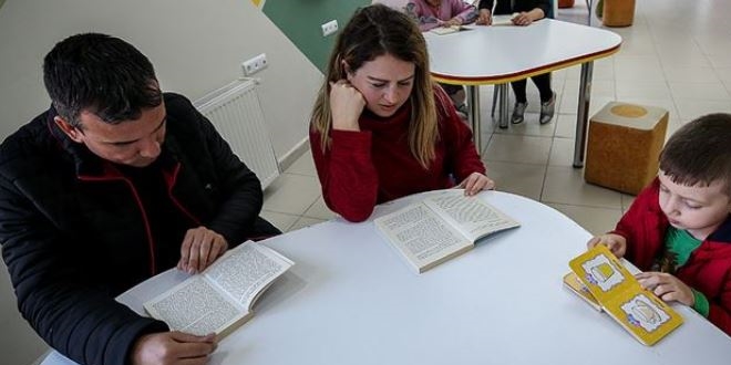 Çocuk kütüphanesi velileri de 'kitap kurdu' yaptı