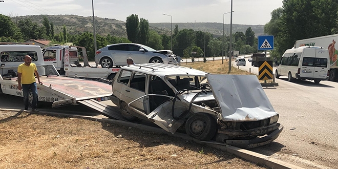 Otomobiller çarpıştı: 3'ü öğretmen 4 yaralı