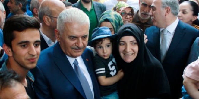 Binali Yıldırım, Fatih'te çarşamba pazarını gezdi