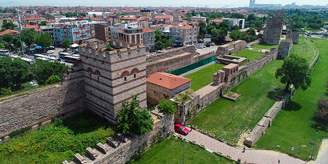 İstanbul'un tarihi surları zamana direniyor