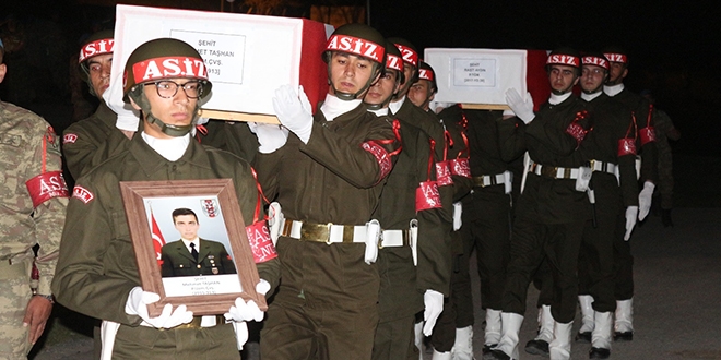 Hakkari'de şehitler için tören düzenlendi
