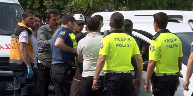 Yol verme tartışmasında polisin burnunu kırdılar