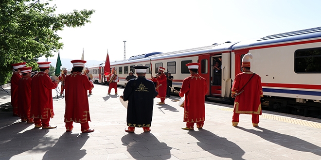 lk seferini yapan Turistik Dou Ekspresi'ne mehterli karlama