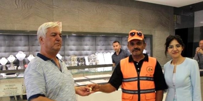 Temizlik İşçisi, bulduğu altını sahibine teslim etti