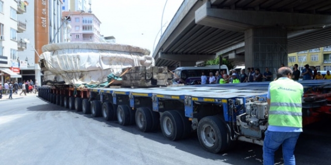 Ankara'dan yola çıkan 270 tonluk tır güçlükle ilerledi