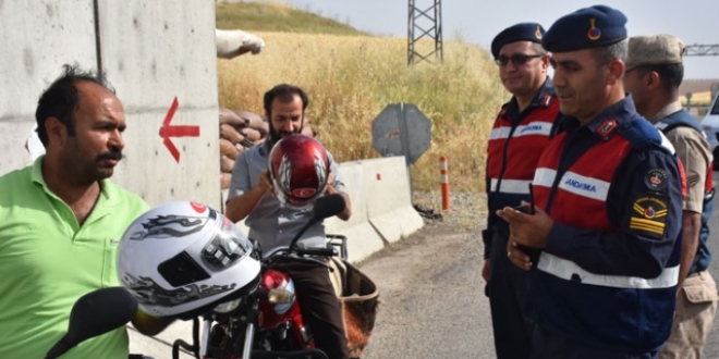 Jandarmadan ilginç uygulama! Ceza kesmek yerine kask dağıttılar